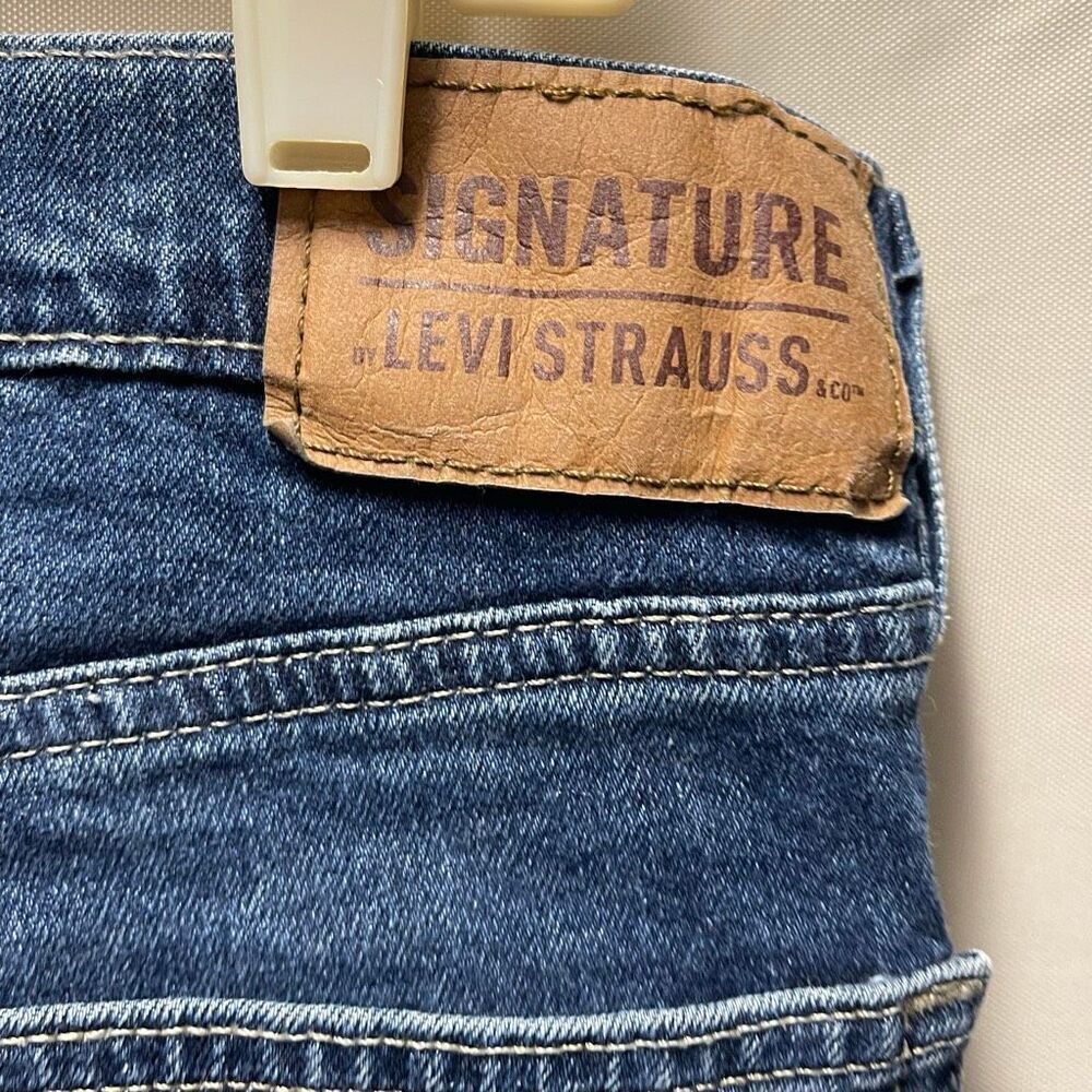 Levi’s woman’s size 30W 32” inseam relaxed fit boot cut jeans - Picture 4 of 7